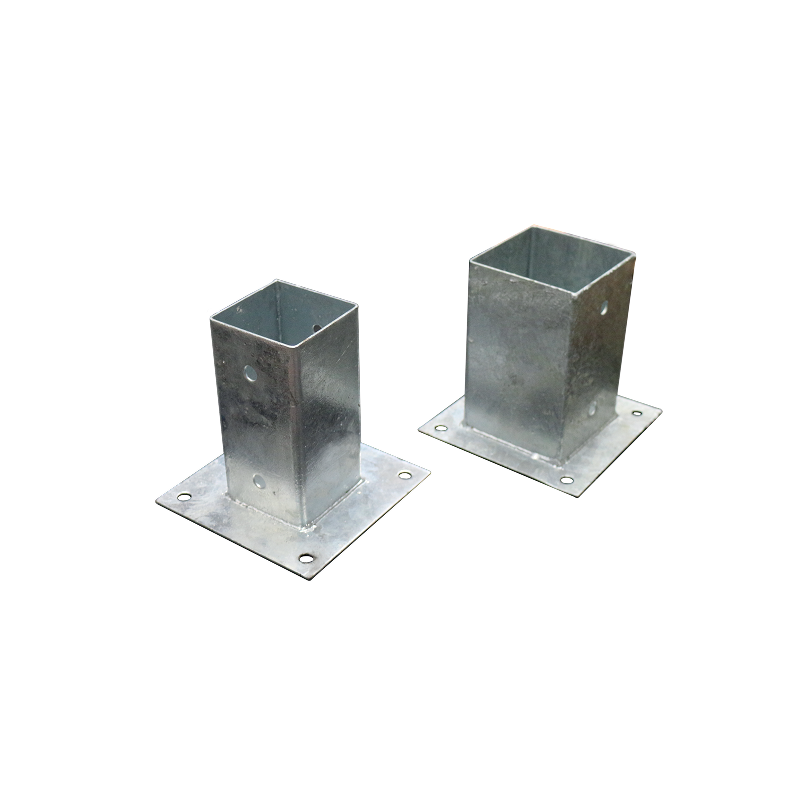Pied de poteau (7x7cm & 9x9cm) en acier galvanisé sur platine